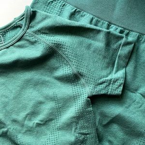 [SOLD] Green Workout Set • Cropped Top + Biker Shorts. Size M.